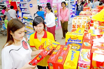 Consumers choose Vietnamese-made cakes at a supermarket in HCMC (Photo: SGGP)